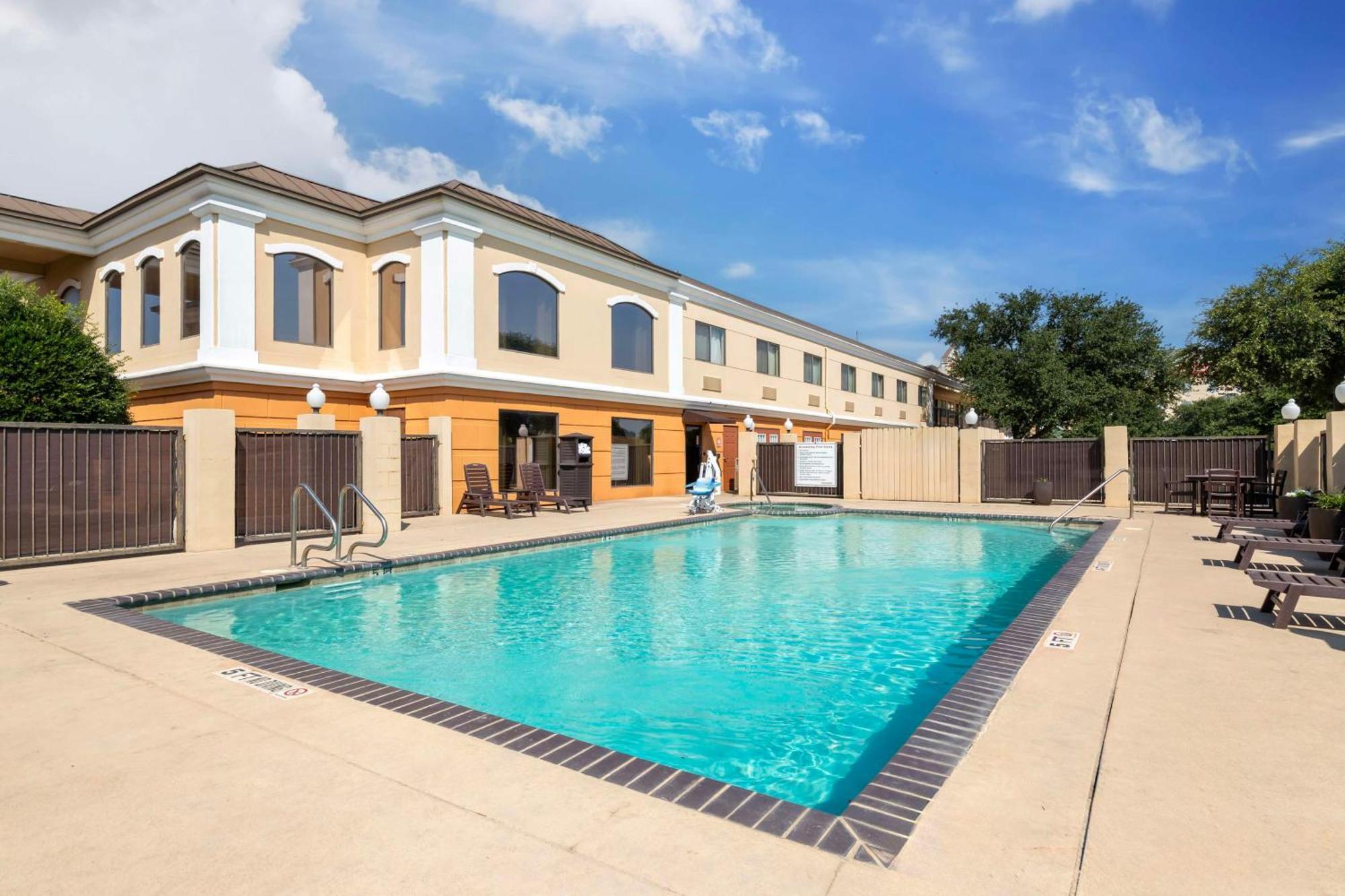 Best Western Inn & Suites New Braunfels Exterior photo